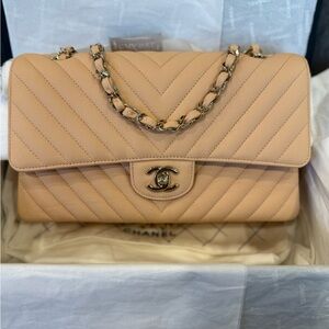 ❌SOLD❌Chanel 19S Chevron Medium Classic Flap